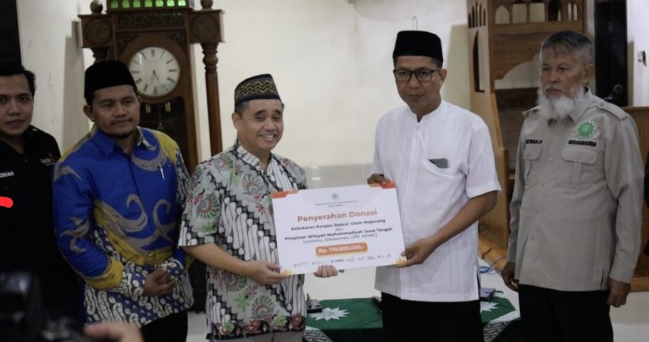 Ketua PWM Jateng Tafsir Serahkan Bantuan Pasca Kebakaran pada Ponpes Darul Ulum Majenang