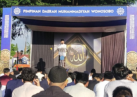 BUPATI BERSAMA WARGA MUSLIM WONOSOBO IKUTI SHOLAT IED DI ALUN-ALUN