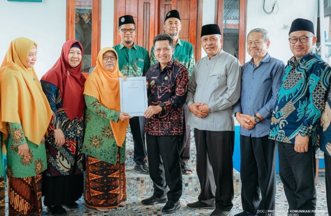 Bupati Wonosobo Serahkan Bantuan Dari Baznas Untuk Day Care Lansia 'Aisyiyah Selomerto