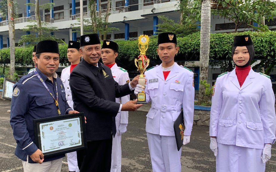 Tebar Penghargaan Pelajar Berprestasi dalam Upacara Sumpah Pemuda SMK Mutu Wonosobo