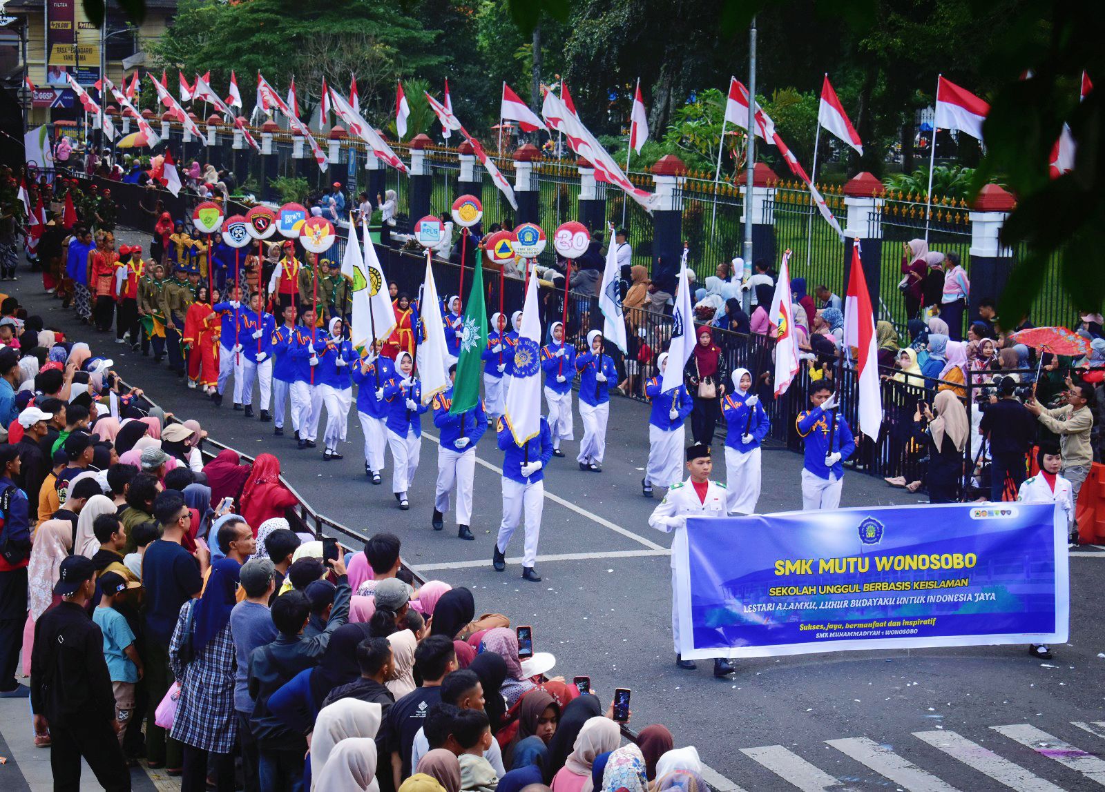 SMK MUTU WONOSOBO TAMPIL SPEKTAKULER DALAM KARNAVAL HUT RI KE-80