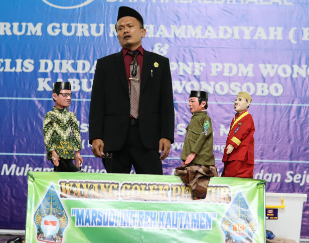 HALAL BI HALAL GURU MUHAMMADIYAH WONOSOBO DIMERIAHKAN WAYANG GOLEK PITUTUR KI UST. PUJIONO