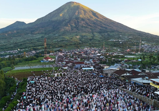SUJUD DIANTARA DUA GUNUNG, KISAH SHOLAT IDUL ADHA DENGAN VIEW TERINDAH DI WONOSOBO