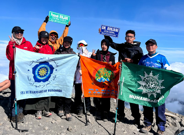 SISWA SMA MUHAMMADIYAH WONOSOBO TAKLUKAN GUNUNG RINJANI