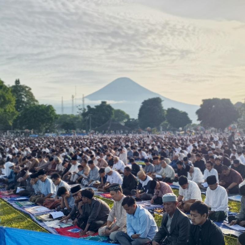 Ribuan Jamaah Padati Alun-Alun Wonosobo, Khatib Burhan Isroi Tekankan Transformasi Diri Menuju Islamul Hayah di Idul Fitri 1447 H