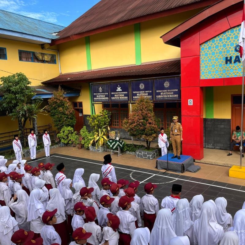 Camat Mojotengah Jadi Inspektur Upacara di MI Muhammadiyah Kalibeber, Dorong Sinergi dan Cegah Tiga Dosa Besar Pendidikan 