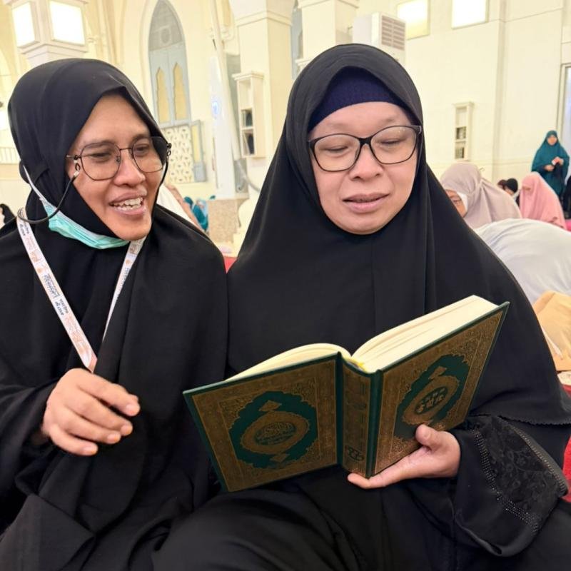 Cerdas ! Kehabisan Mushaf Indonesia di Masjid Kuwait Mina, Jemaah KBIHU Gema Arafah Ngaji Pakai AI