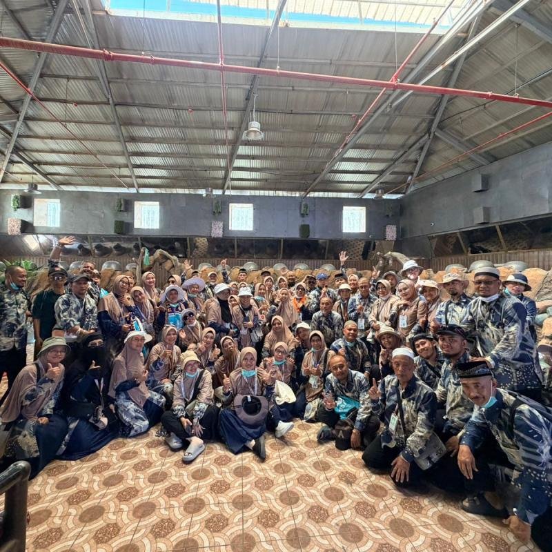 Mengintip keseruan rombongan jemaah haji asal Wonosobo saat berziarah ke Kota Thaif. Mulai dari mencicipi buah segar hingga belajar filosofi hidup di pabrik parfum mawar legendaris.