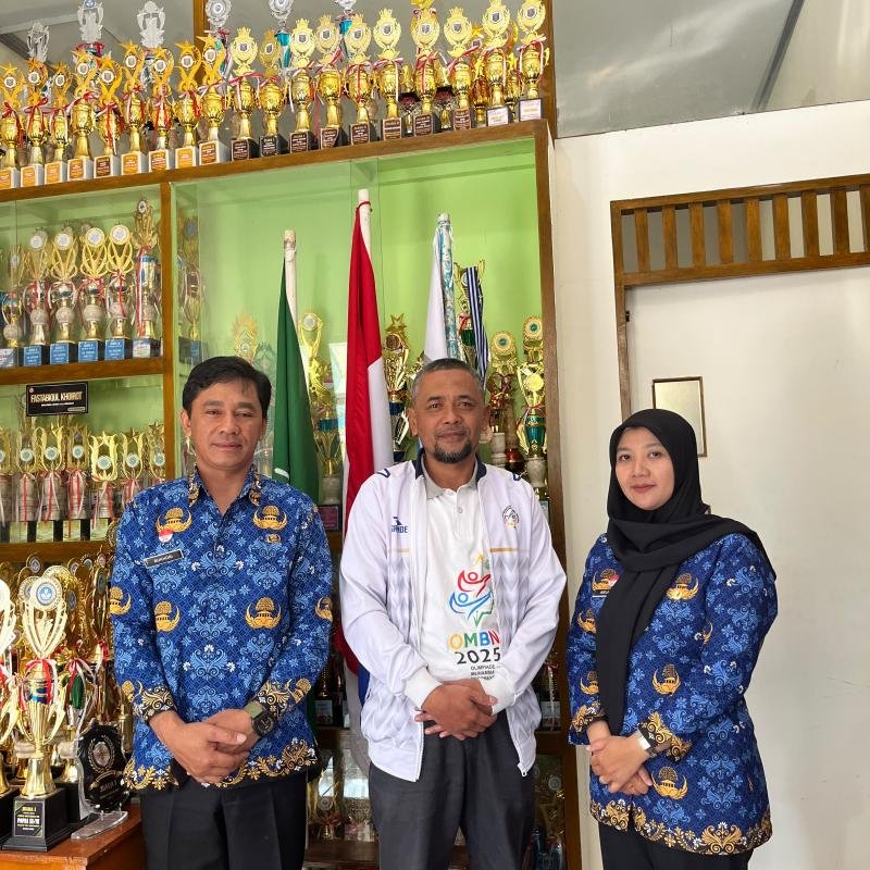 Wujudkan Madrasah Sehat, MI Hamka dan DLH Wonosobo Ajak Siswa Pilah Sampah Sejak Dini