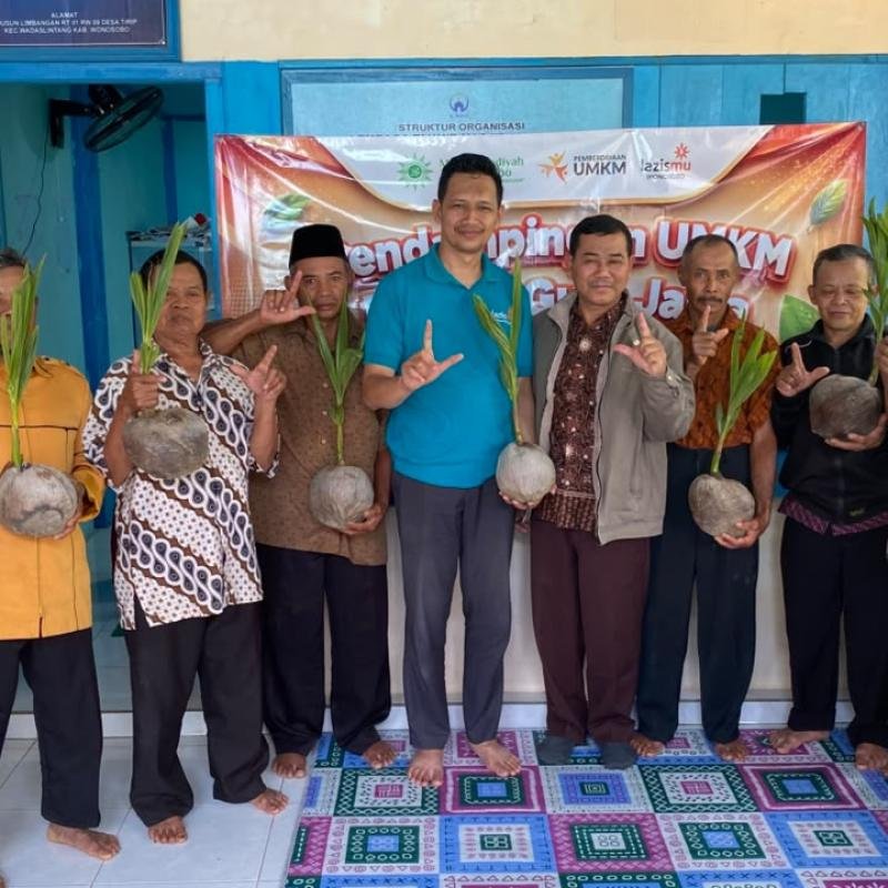 Bantu Petani Gula Jawa Wadaslintang Naik Kelas, Lazismu Wonosobo Salurkan Bibit Kelapa Genjah Entok ​