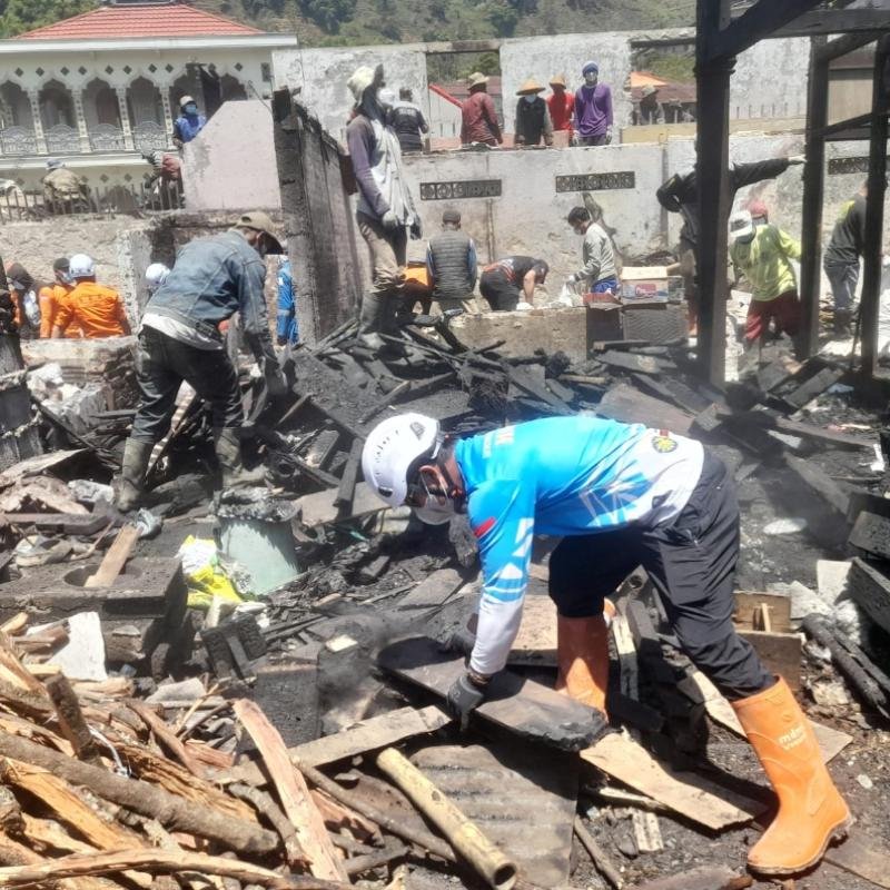 Sinergi Relawan dan Warga Bersihkan Puing Kebakaran Desa Tieng, Persiapkan Pembangunan Huntara