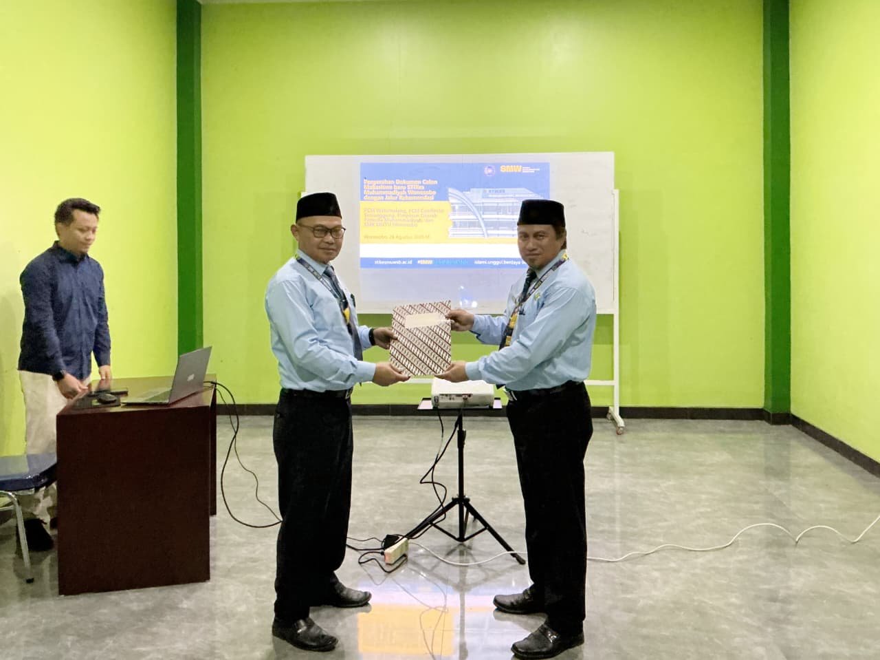 Penyerahan Berkas Rekomendasi PMB STIKes Muhammadiyah Wonosobo : PDPM Boyong 11 dari 18 Calon Mahasiswa  - Gambar 3