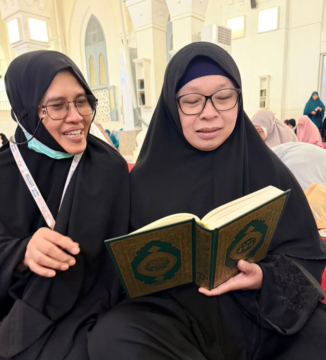 Cerdas ! Kehabisan Mushaf Indonesia di Masjid Kuwait Mina, Jemaah KBIHU Gema Arafah Ngaji Pakai AI - Gambar 1