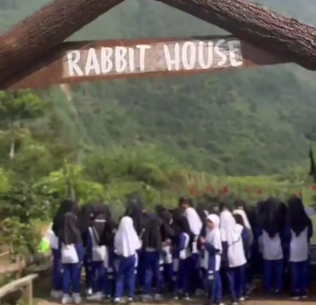 Tumbuhkan Disiplin dan Ekoteologi, Siswa MI Hamka Wonosobo Belajar Langsung di Terminal Mendolo serta Swiss van Java - Gambar 5
