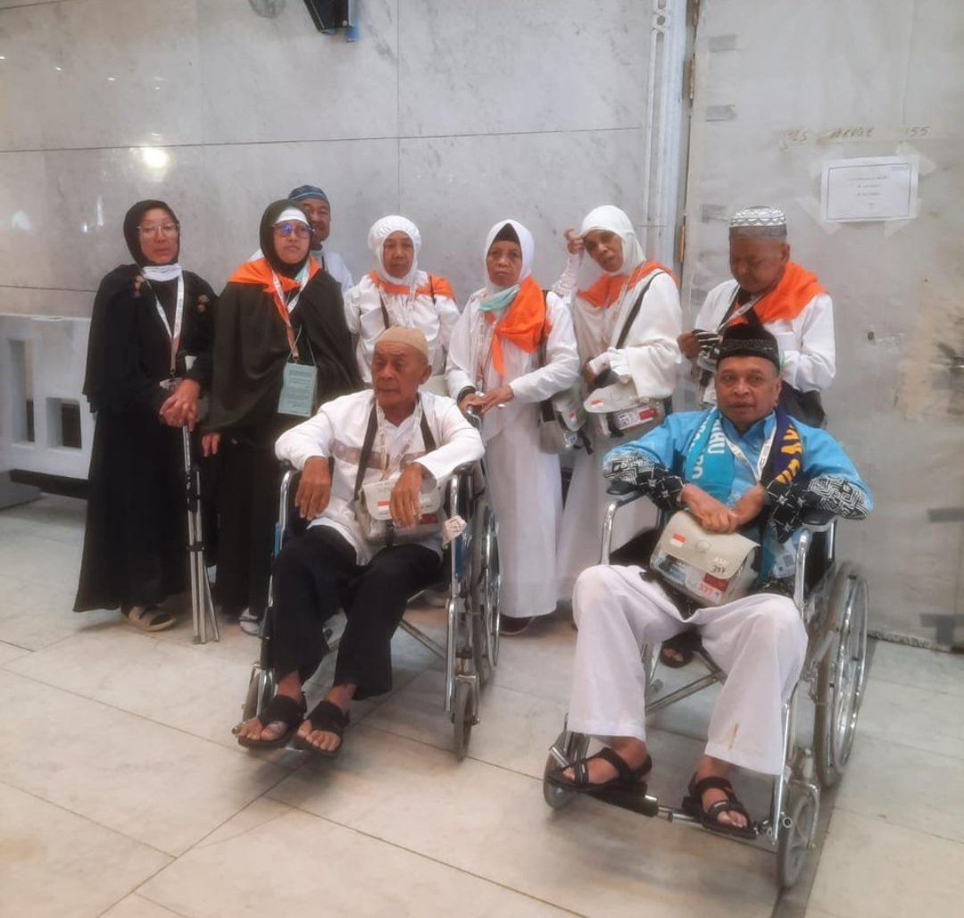 Manifestasi Slogan 'Benar, Mudah, Mandiri', Jemaah KBIHU Gema Arafah Kompak Layani Lansia Berkursi Roda Saat Tawaf Ifadah - Gambar 1