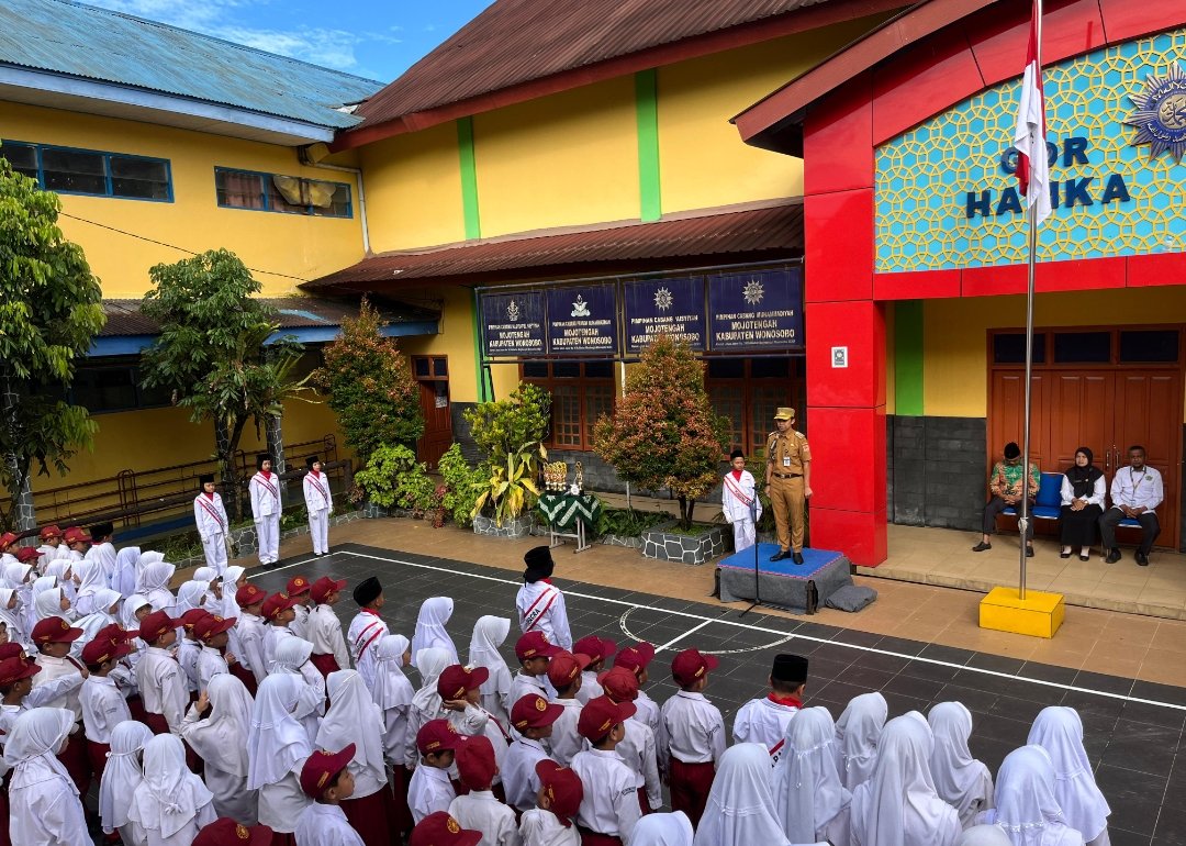 Camat Mojotengah Jadi Inspektur Upacara di MI Muhammadiyah Kalibeber, Dorong Sinergi dan Cegah Tiga Dosa Besar Pendidikan  - Gambar 1