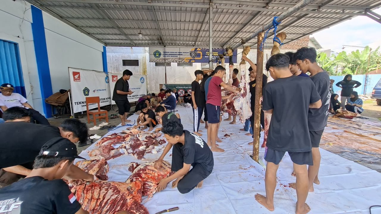 Idul Adha 2026 : Aksi Nyata SMK Mutu Wonosobo Salurkan Ratusan Paket Daging Qurban, Latih Jiwa Sosial Pelajar! - Gambar 12