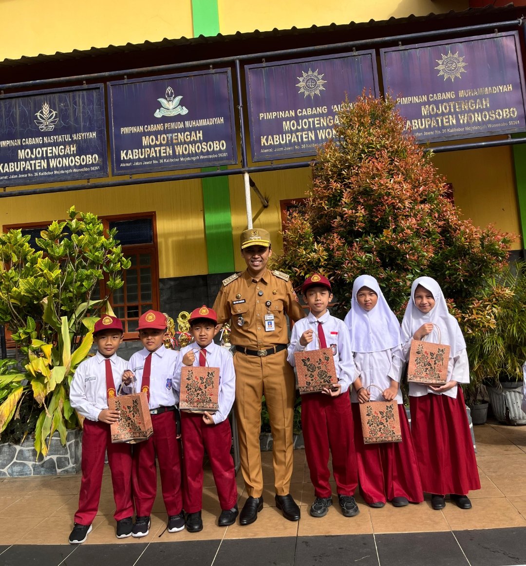 Camat Mojotengah Jadi Inspektur Upacara di MI Muhammadiyah Kalibeber, Dorong Sinergi dan Cegah Tiga Dosa Besar Pendidikan  - Gambar 4
