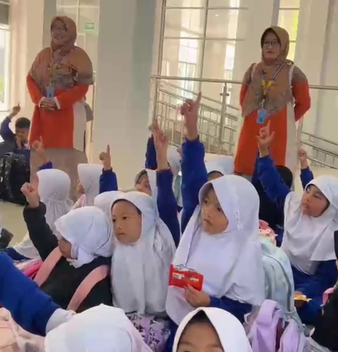 Tumbuhkan Disiplin dan Ekoteologi, Siswa MI Hamka Wonosobo Belajar Langsung di Terminal Mendolo serta Swiss van Java - Gambar 3