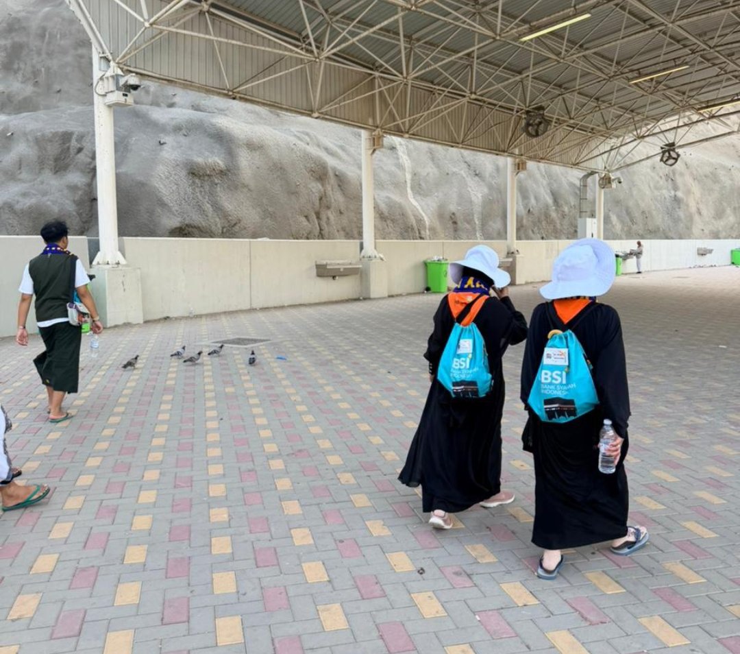 Intip Kisah Haru di Jalur Jamarat : Romantisme Halal, Nenek-nenek Pejuang' Alam Kota Mina yang Indah hingga Kran Air Gratis yang Dirindukan Jemaah - Gambar 3