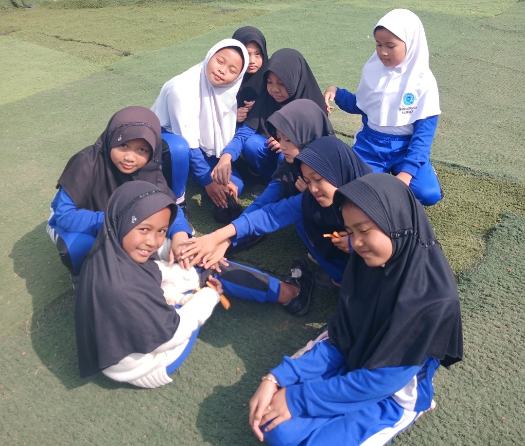 Tumbuhkan Disiplin dan Ekoteologi, Siswa MI Hamka Wonosobo Belajar Langsung di Terminal Mendolo serta Swiss van Java - Gambar 15