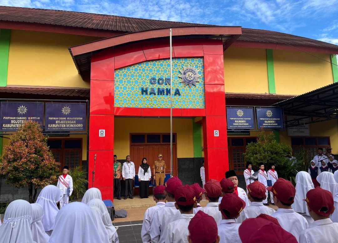 Camat Mojotengah Jadi Inspektur Upacara di MI Muhammadiyah Kalibeber, Dorong Sinergi dan Cegah Tiga Dosa Besar Pendidikan  - Gambar 6