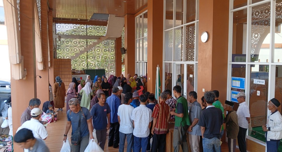 Al-Maa'uun Epicentrum Sapuran Salurkan 200 Paket Sembako dan Luncurkan Program "Shubuh Ceria" untuk Anak - Gambar 1