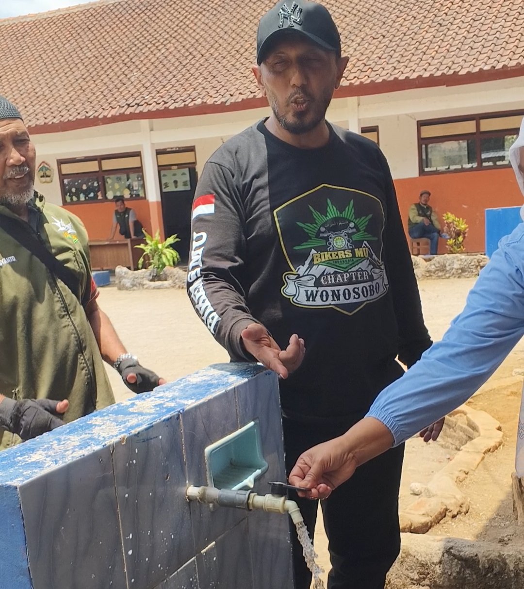 BikersMu Chapter Wonosobo Gelar Touring Sosial Air Bersih, Salurkan Ribuan Liter Air dan Toren ke Wadaslintang - Gambar 10