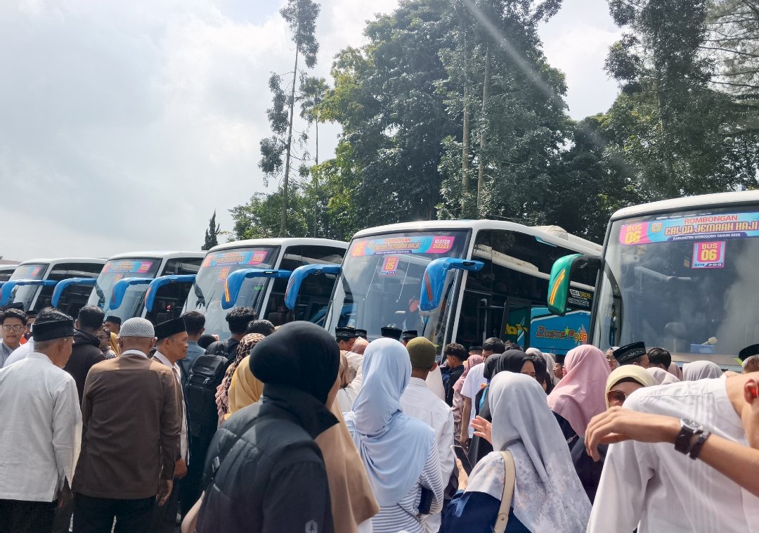 Bupati Wonosobo Lepas 231 Calon Jamaah Haji Kloter 21: Pesankan Fokus Ibadah dan Jaga Predikat Tamu Allah - Gambar 8