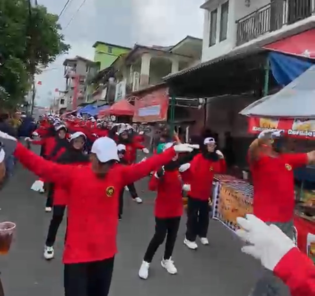 Wujudkan Ukhuwah Islamiyah, Sinergi KOKAM dan Banser Amankan Karnaval Budaya PPTQ Al-Asy'ariyyah Kalibeber - Gambar 10
