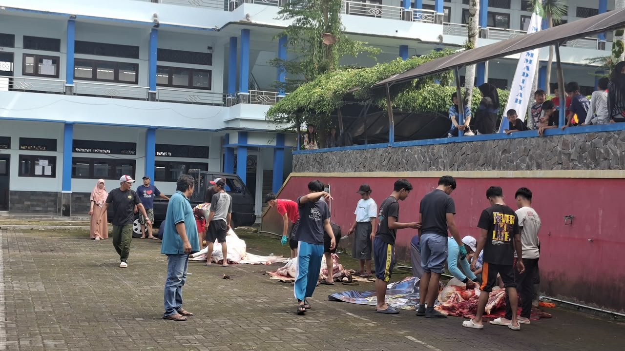 Idul Adha 2026 : Aksi Nyata SMK Mutu Wonosobo Salurkan Ratusan Paket Daging Qurban, Latih Jiwa Sosial Pelajar! - Gambar 4