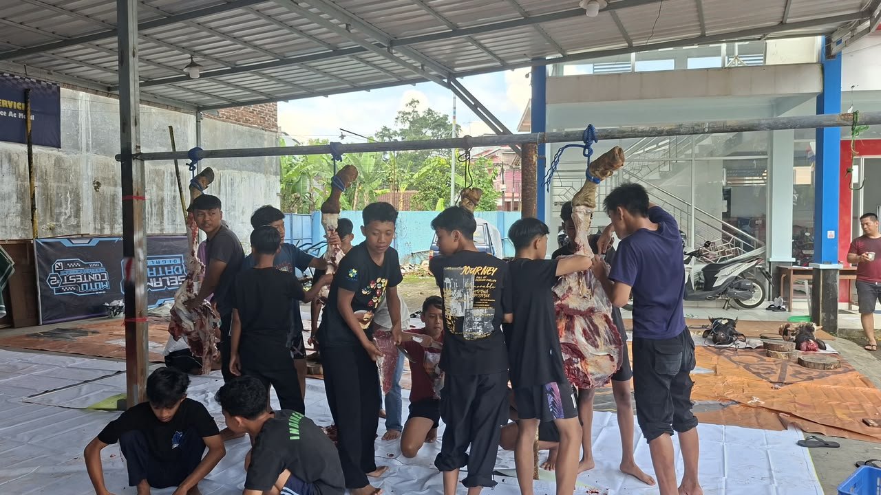 Idul Adha 2026 : Aksi Nyata SMK Mutu Wonosobo Salurkan Ratusan Paket Daging Qurban, Latih Jiwa Sosial Pelajar! - Gambar 15