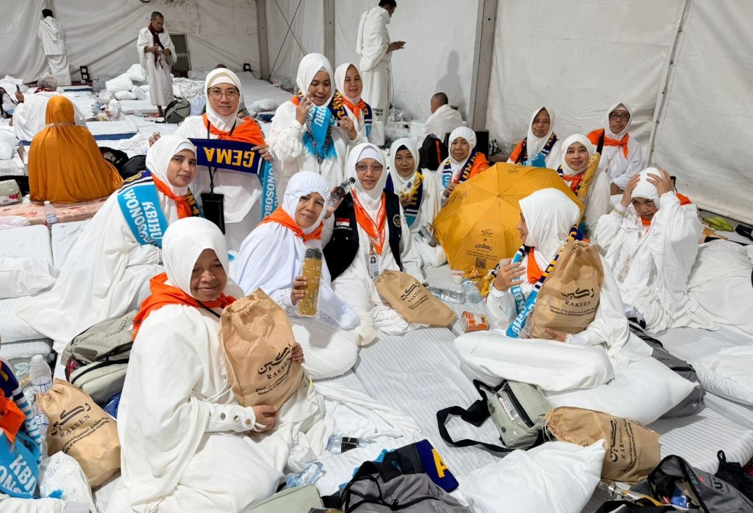 Jemaah KBIHU Gema Arafah Tiba di Tengah Keterbatasan Tenda, Kejutan Maktab Raken Bikin Haru - Gambar 1