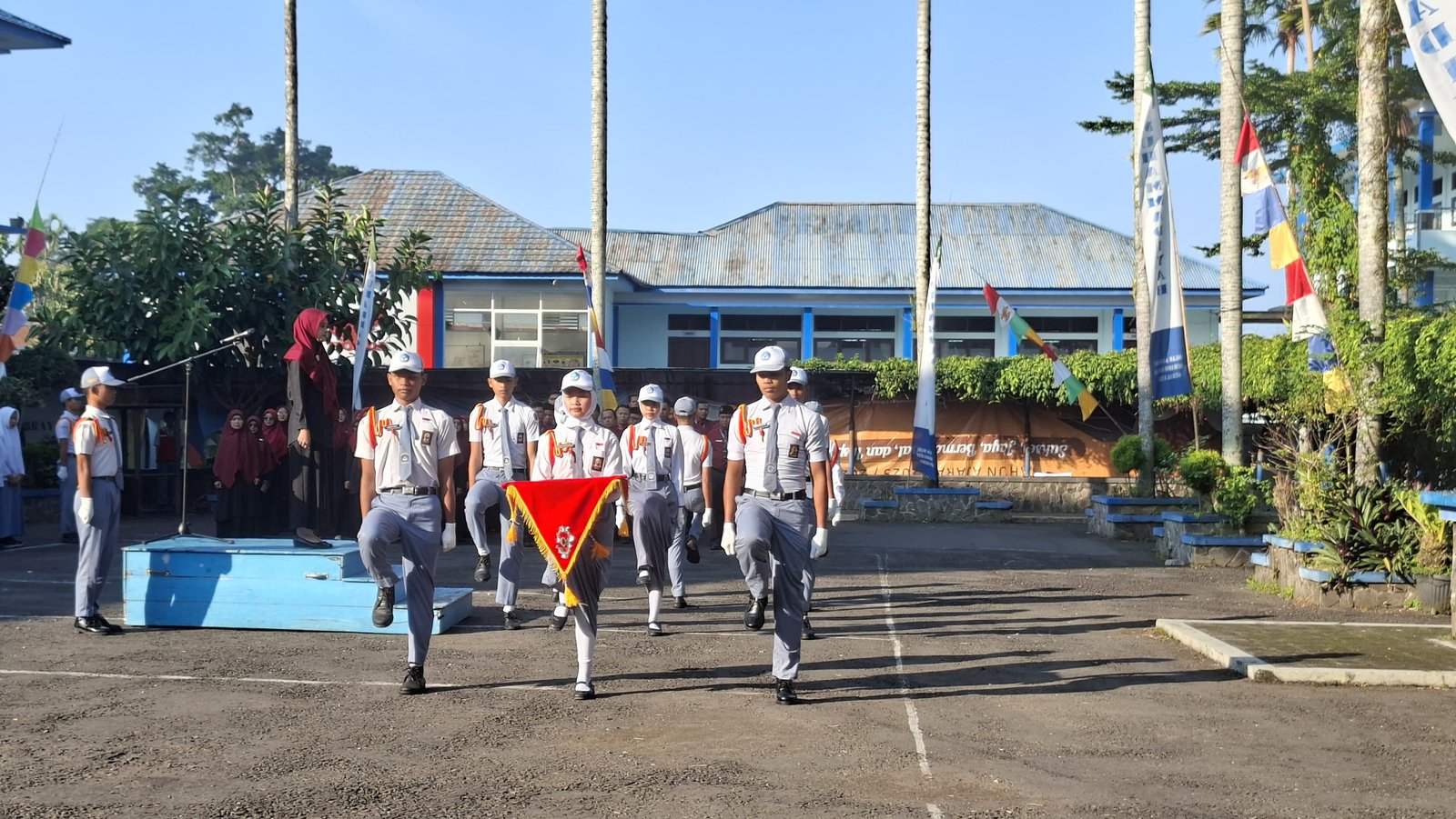 Pesan Mendalam Pembina Upacara SMK Mutu Wonosobo: Ilmu Membawa Kita Mendunia, Karakter Membuat Dunia Menerima Kita - Gambar 6