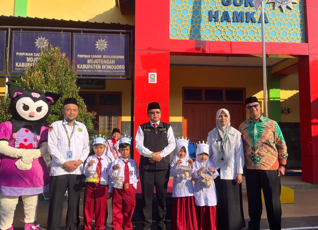 Ajarkan Kasih Sayang pada Makhluk Hidup, MI Hamka Wonosobo Bagikan Bibit Ayam dan Cabai ke Siswa Baru - Gambar 1