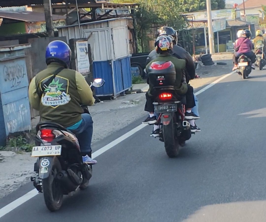 BikersMu Chapter Wonosobo Gelar Touring Sosial Air Bersih, Salurkan Ribuan Liter Air dan Toren ke Wadaslintang - Gambar 11