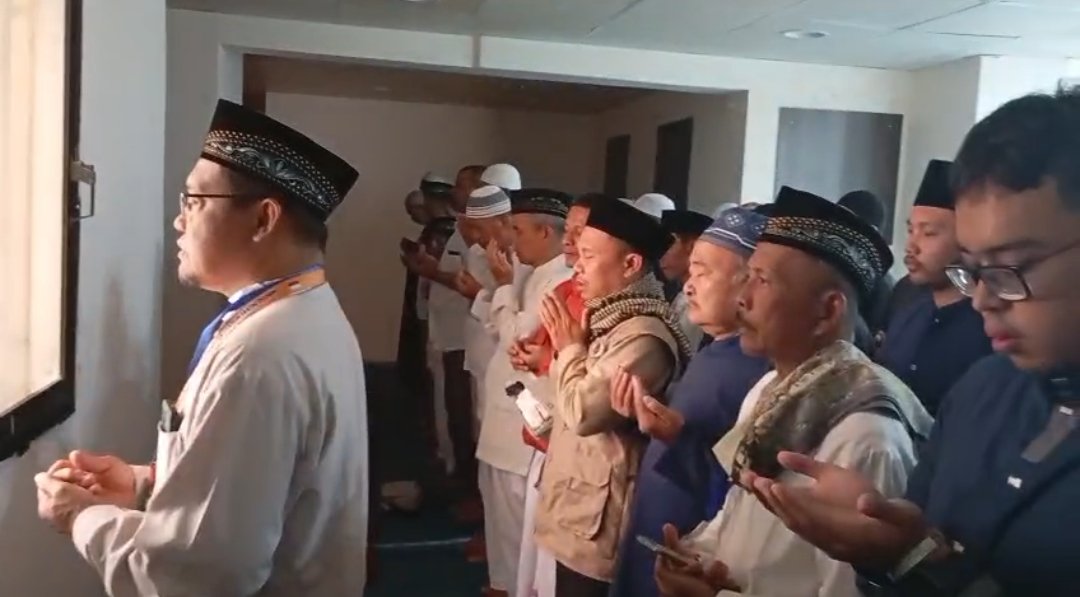 Cinta yang Tak Terputus Jarak : Solidaritas Jemaah KBIHU Gema Arofah, Shalat Ghaib Almarhumah Ibu Titik, Empati Bapak Joko dan Doa Kesembuhan Bapak Sholeh Yahya - Gambar 1
