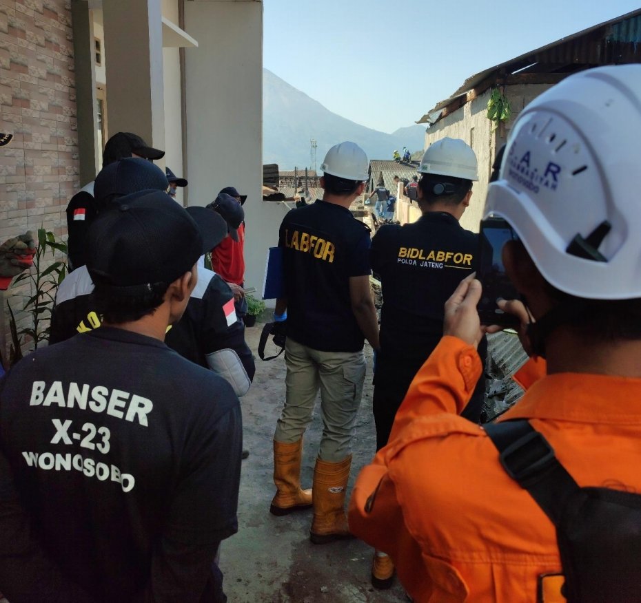 Gerak Cepat Tim Labfor dan Reserse Polda Jateng, Relawan dan Warga Sterilisasi, Olah TKP dan Pembersihan Puing - Gambar 2
