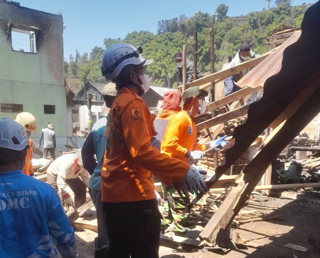 Gerak Cepat Tim Labfor dan Reserse Polda Jateng, Relawan dan Warga Sterilisasi, Olah TKP dan Pembersihan Puing - Gambar 7