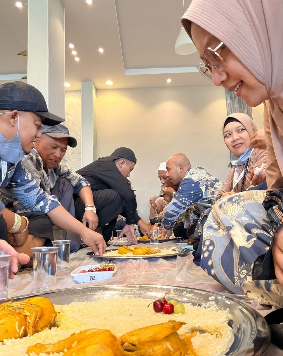 Mengintip keseruan rombongan jemaah haji asal Wonosobo saat berziarah ke Kota Thaif. Mulai dari mencicipi buah segar hingga belajar filosofi hidup di pabrik parfum mawar legendaris. - Gambar 10