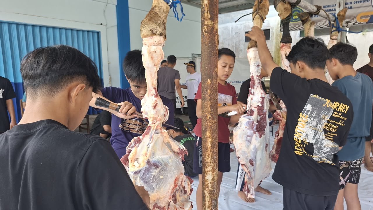 Idul Adha 2026 : Aksi Nyata SMK Mutu Wonosobo Salurkan Ratusan Paket Daging Qurban, Latih Jiwa Sosial Pelajar! - Gambar 2