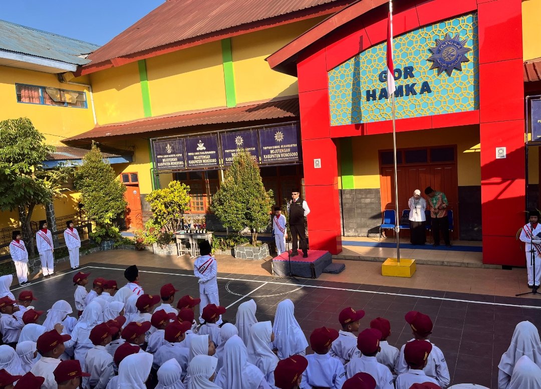 Ajarkan Kasih Sayang pada Makhluk Hidup, MI Hamka Wonosobo Bagikan Bibit Ayam dan Cabai ke Siswa Baru - Gambar 3