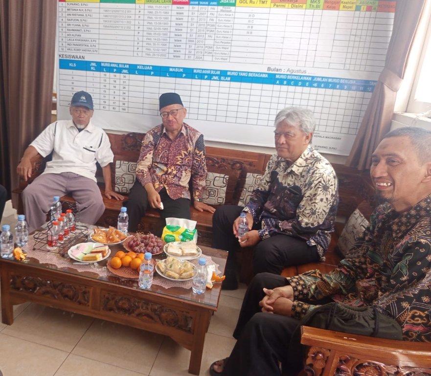 Inspiratif! Serahkan Bantuan Rp 25 Juta, BPH UMS: Pembangunan di Muhammadiyah Bisa Jalan Tanpa Modal - Gambar 3