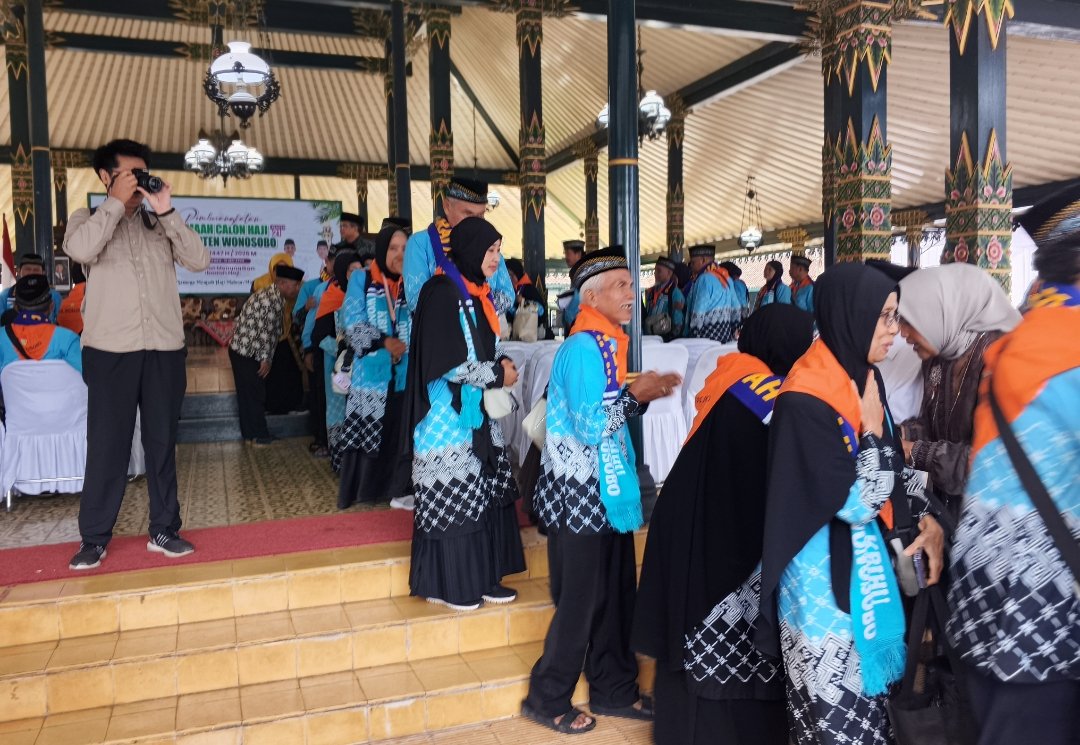 Bupati Wonosobo Lepas 231 Calon Jamaah Haji Kloter 21: Pesankan Fokus Ibadah dan Jaga Predikat Tamu Allah - Gambar 9