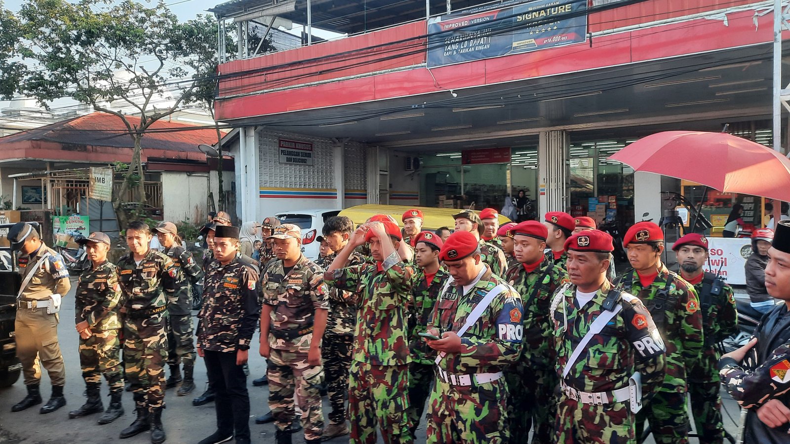 Wujudkan Ukhuwah Islamiyah, Sinergi KOKAM dan Banser Amankan Karnaval Budaya PPTQ Al-Asy'ariyyah Kalibeber - Gambar 3