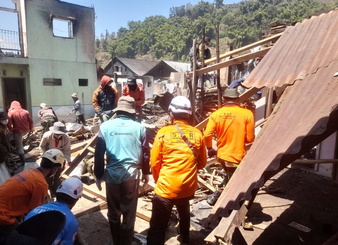 Sinergi Relawan dan Warga Bersihkan Puing Kebakaran Desa Tieng, Persiapkan Pembangunan Huntara - Gambar 3