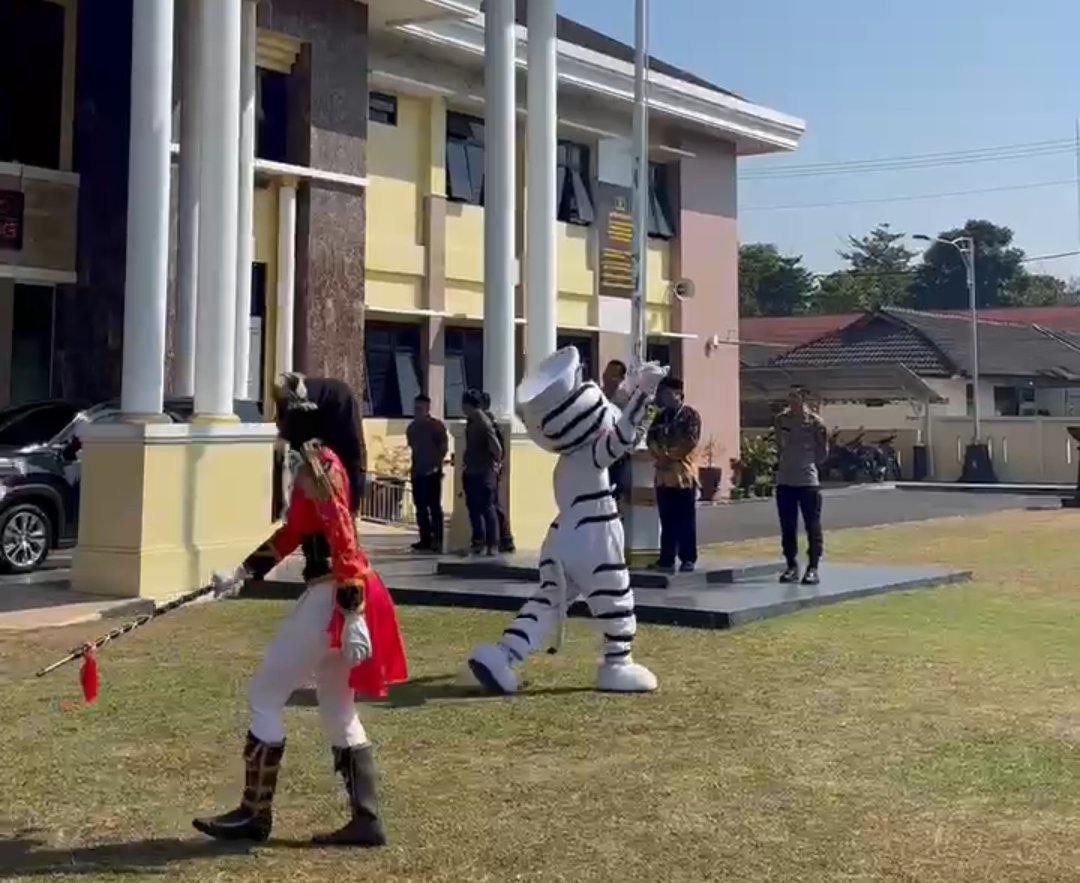 Hebat ! SMK Muhammadiyah 1 Wonosobo Mewakili Polda Jateng Dalam Ajang Defile Kapolri Cup Nasional 2026 - Gambar 13