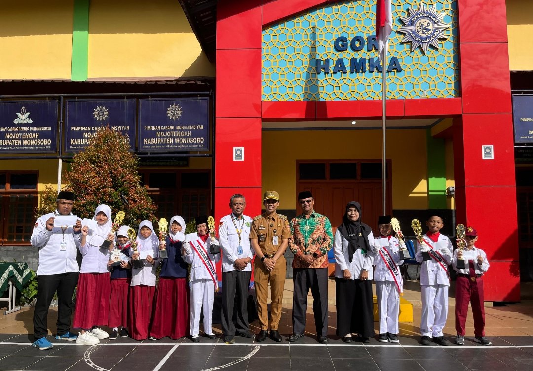 Camat Mojotengah Jadi Inspektur Upacara di MI Muhammadiyah Kalibeber, Dorong Sinergi dan Cegah Tiga Dosa Besar Pendidikan  - Gambar 5