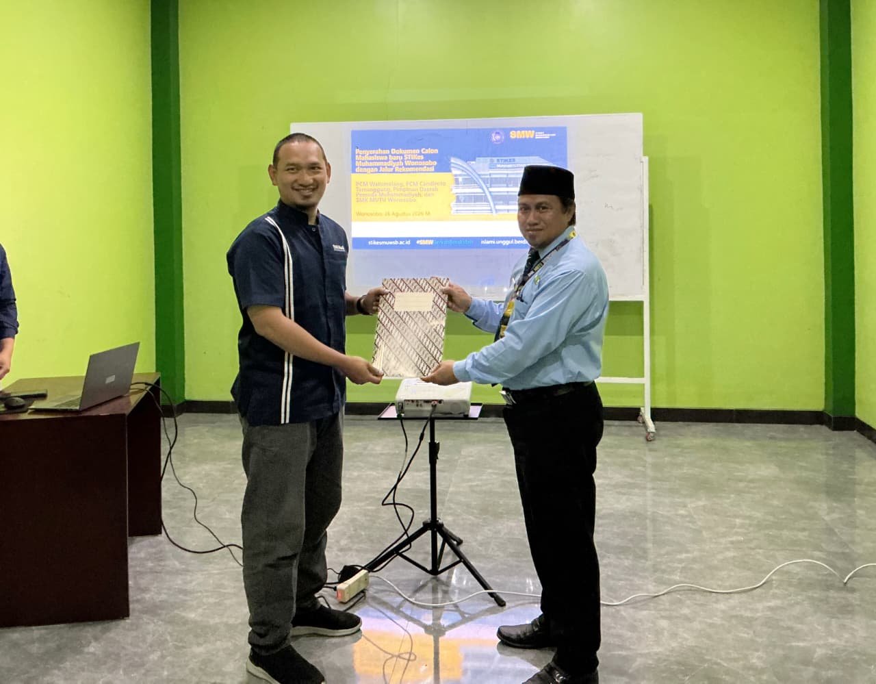 Penyerahan Berkas Rekomendasi PMB STIKes Muhammadiyah Wonosobo : PDPM Boyong 11 dari 18 Calon Mahasiswa  - Gambar 1