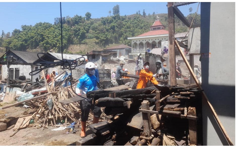 Gerak Cepat Tim Labfor dan Reserse Polda Jateng, Relawan dan Warga Sterilisasi, Olah TKP dan Pembersihan Puing - Gambar 4